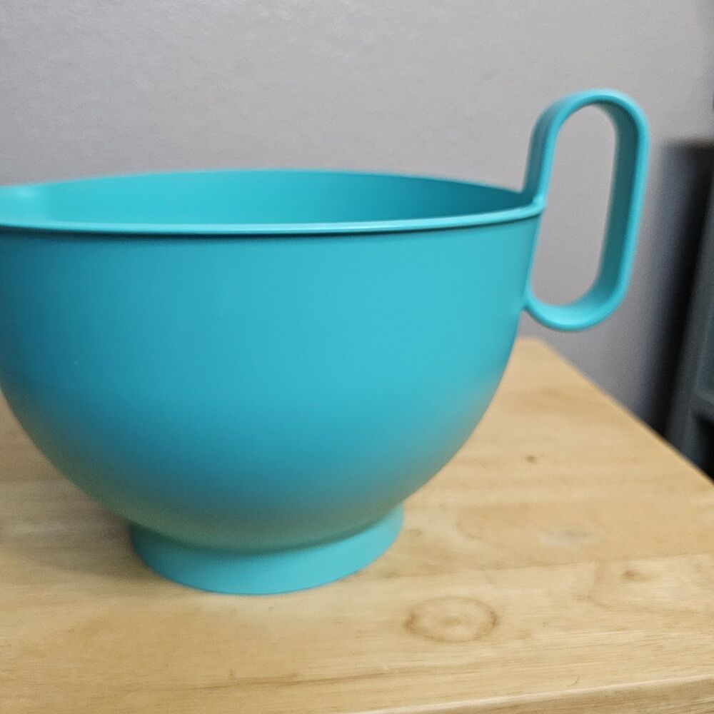 Pampered Chef Turquoise Plastic Mixing Bowl 9" With Handle & Pour Spout EUC